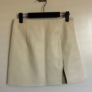 Off-White Leather Mini Skirt – Miss Lola, Trendy Side Slit
